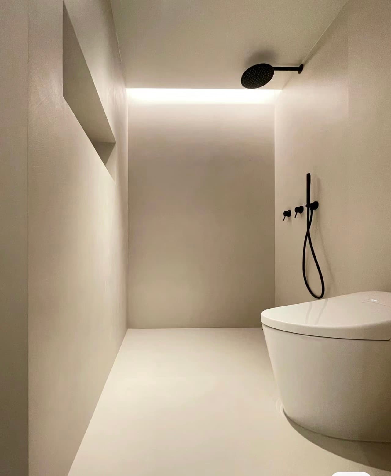 Minimalistička tuš niša s kontinuiranom zidnom i podnom mikrocement oblogom