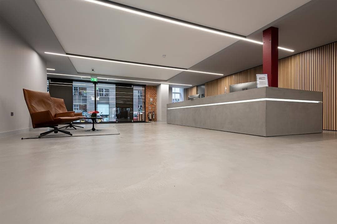 Recepcija poslovnog prostora s kontinuiranom mikrocement obradom nakon obnove